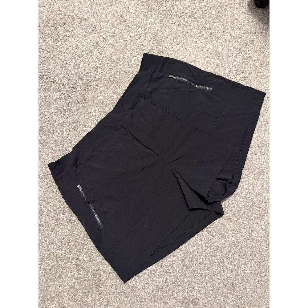 Athleta Trekkie North Mid rise womens short in black